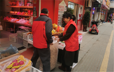 竹山縣市場監(jiān)管局志愿服務(wù)進(jìn)門店 優(yōu)化營商環(huán)境促發(fā)展